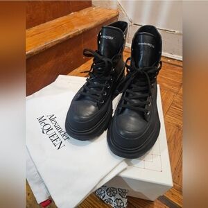 Alexander McQueen Thread slick boots with bag & box in triple black